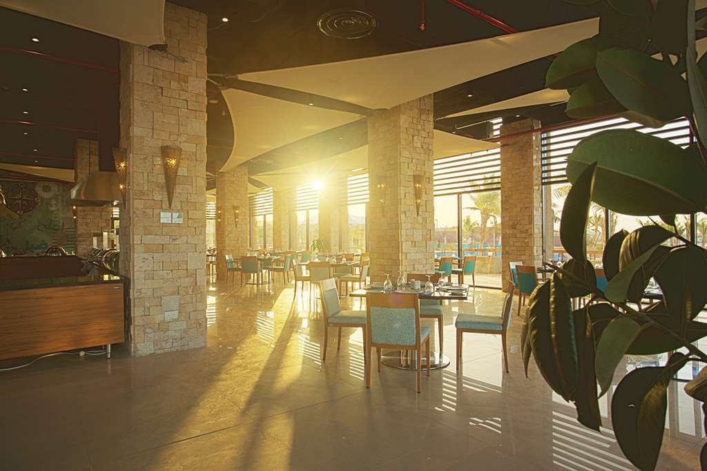 Golden Tulip Sharma Resort レストラン 写真