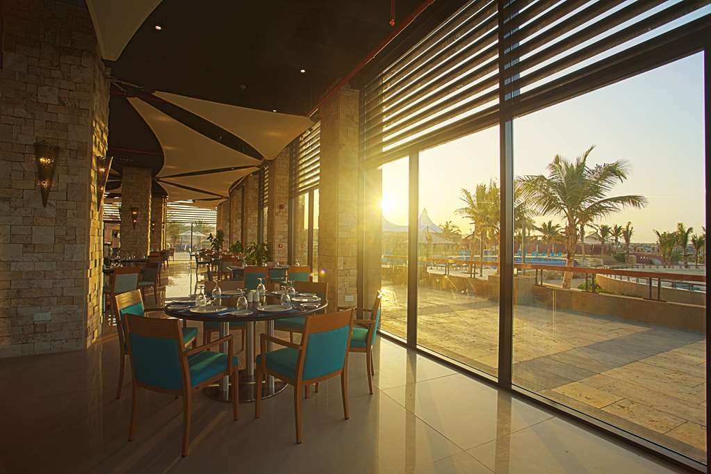 Golden Tulip Sharma Resort レストラン 写真